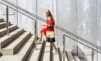Junge Frau läuft eine Treppe hoch